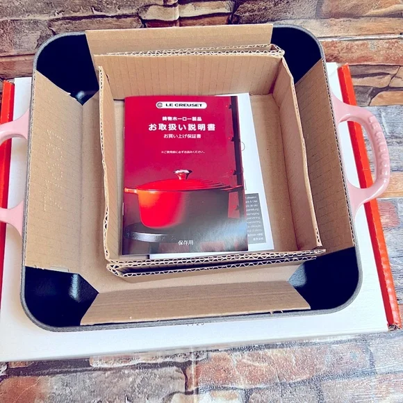 Le Creuset Square Signature Cast Iron in Black Interior (Chiffon Pink) - Picture 11 of 11